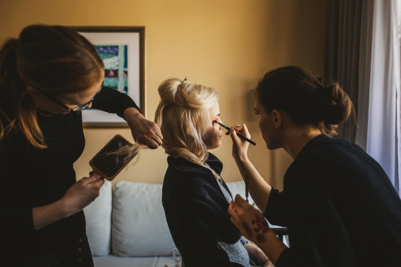 Zimska poroka na Brdu - frizura in makeup