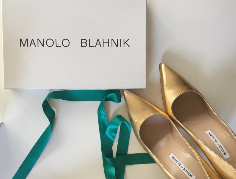 manolo blahnik, čevlji, poročni čevlji, manolke, tjaša kokalj, zlati čevlji