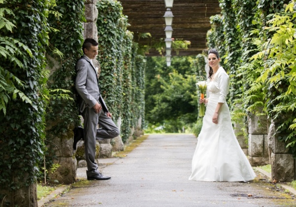 Naslovna fotografija mladoporočencev.