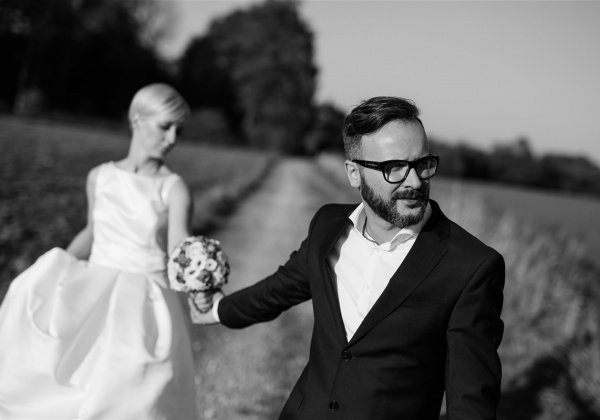 Poroka Sara in Mano, poročna fotografija, poročno fotografiranje, poročna obleka, poročni šopek.