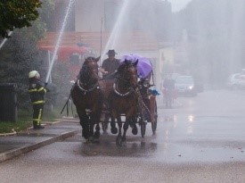 Poročni prevoz in sprejem gasilcev.
