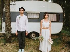 Ženin in nevesta na poročnem fotografiranju.