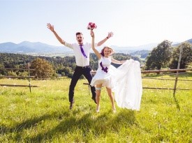 Poročno fotografiranje na travniku, poročni fotograf, poročna fotografija