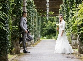 Naslovna fotografija mladoporočencev.