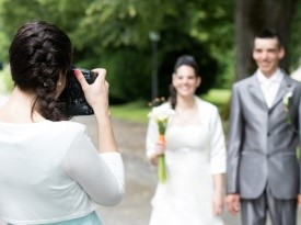 Poročna fotografinja na delu.