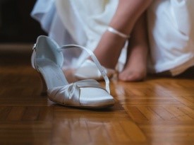 Poročni čevlji in obleka.