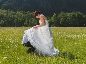 Poročni fotograf, poročno fotografiranje, fotografiranje na travniku
