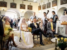 poročni par, cerkev, poročna obleka, poročni šopek