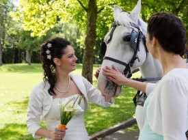 Nevesta in poročna fotografinja.