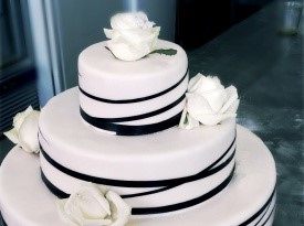 Črno-belo poročna torta