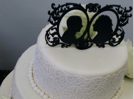 Poročni par na poročni torti