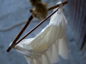 Poročno obleko oblikovala Kredenca in izdelala Pauline Alexandre. Foto: Lenart Zore.