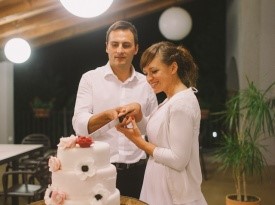 Rezanje poročne torte