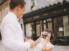 Nevesta fotografira ženina