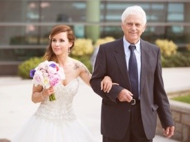 Oče in nevesta, poročna obleka, poročni šopek.