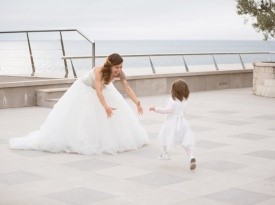 Nevesta, poročna obleka, poroka ob morju.