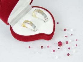 Kobinacija rumenega in belega zlata, poročni prstan, poročna prstana.