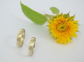 Poročna prstana, kombinacija rumenega in belega zlata.