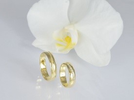 Poročni prstan iz rumenega zlata.