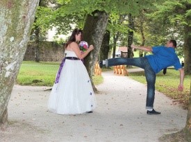 Poročno fotografiranje, poročna obleka, poročni šopek, mladoporočenca