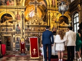 Ženin in nevesta pred oltarjem.