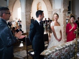 Fotografiranje ženina in neveste med obredom.