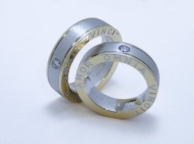 Unikatni poročni prstan iz rumenega in belega zlata.