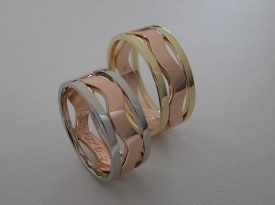 Poročni prstan kombinacija belega, rdečega in rumenega zlata.