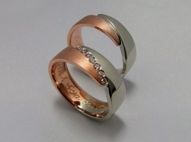 Unikatni poročni prstan, rdeče in belo zlato.