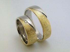 Poročni prstan dvobarvni in kamen.