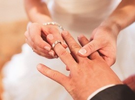 Izmenjava poročnih prstanov.