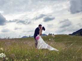 Poroka, poročna obleka, poročni šopek, poročni fotograf