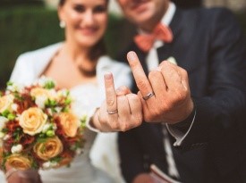 Poročna prstana in poročno šopek.
