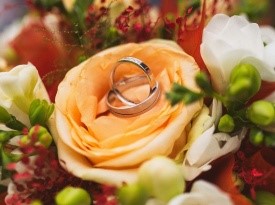 Poročni šopek in poročna prstana.