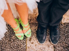 Poročna fotografija, ženin in nevesta, poročna obutev