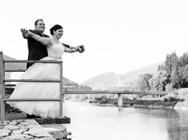 Poročno fotografiranje ob reki.