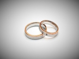Poročna prstana iz belega in rdečega zlata.