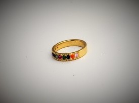 Poročni prstan z barvnimi kamni.