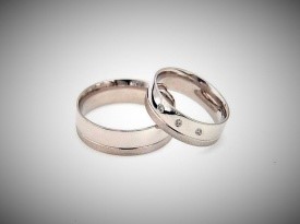 Poročni prstan, poročna prstana iz belega zlata.
