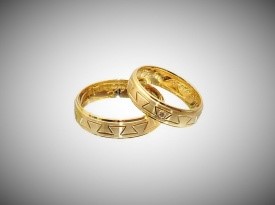 Poročna prstana narejena iz rumenega zlata.