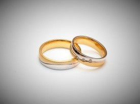 Poročna prstana belo in rumeno zlato.