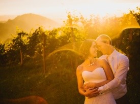 Poročno fotografiranje med vinogradi