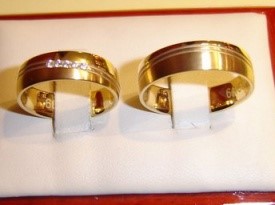 Poročna prstana iz zlata.