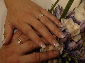 Poročna prstana, ženin in nevesta.