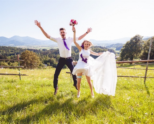 Poročno fotografiranje na travniku, poročni fotograf, poročna fotografija