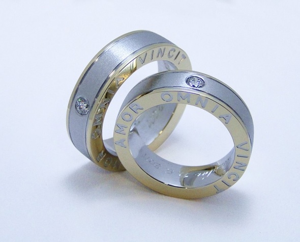 Unikatni poročni prstan iz rumenega in belega zlata.