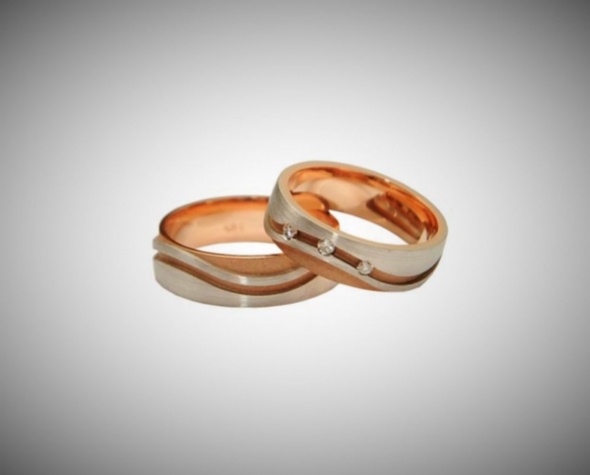 Poročni prstan narejen iz rdečega zlata.