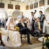 poročni par, cerkev, poročna obleka, poročni šopek