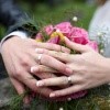 Poročna prstana, ženin in nevesta.