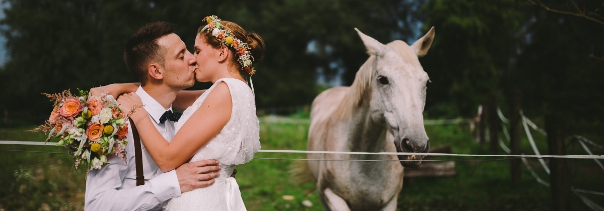happy moments, poroka, poročna fotografija, poročni par, zaobljub, orehov gaj